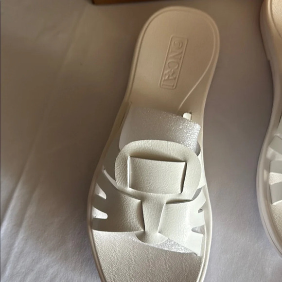 White Contemporary Sandals with H-Strap Design - Picture 7 of 10